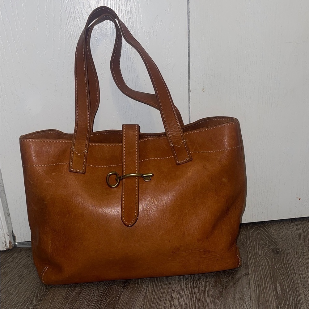 Fossil Tan Leather Tote with brass key Accent shoulder handbag medium size - Picture 2 of 12